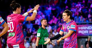 Die deutschen Handballerinnen bejubeln ihren Sieg gegen die Niederlande. Die deutschen Handballerinnen bejubeln ihren Sieg gegen die Niederlande.