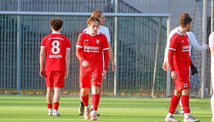 Hat sich gut ins Team eingef&uuml;gt: der Gommersdorfer Winter-Neuzugang Dustin Helling (Mitte), der sich bisher als flexibel einsetzbar erwies.
Foto: Marc Schmerbeck