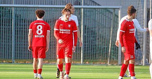 Hat sich gut ins Team eingefügt: der Gommersdorfer Winter-Neuzugang Dustin Helling (Mitte), der sich bisher als flexibel einsetzbar erwies.
Foto: Marc Schmerbeck Hat sich gut ins Team eingefügt: der Gommersdorfer Winter-Neuzugang Dustin Helling (Mitte), der sich bisher als flexibel einsetzbar erwies.
Foto: Marc Schmerbeck
