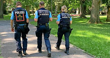 Zahlreiche Polizisten beteiligen sich wie hier auf dem Alten Friedhof an einer Schwerpunktkontrolle in Heilbronn.
Foto: Heike Kinkopf