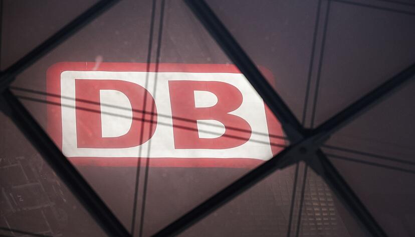 Das DB Logo am Berliner Hauptbahnhof. Das DB Logo am Berliner Hauptbahnhof.
