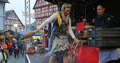 Bierkönigin Linda sticht das Freibier beim "Winterzauber" in Niedernhall an.
