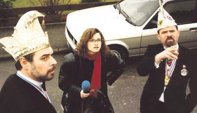 Ein Foto aus der Anfangszeit von Radio Regional: Jungredakteurin Bärbel Kistner mit Mikrofon und Kopfhörer bei einem Faschingsumzug.Foto: privat