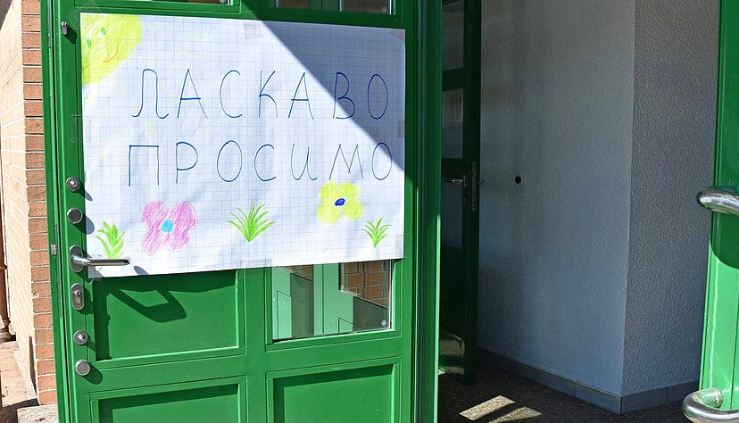 "Herzlich willkommen" auf Ukrainisch haben Helfer auf dieses Schild gemalt. In der Heilbronner Halle sind Flüchtlinge untergebracht.
Foto: privat "Herzlich willkommen" auf Ukrainisch haben Helfer auf dieses Schild gemalt. In der Heilbronner Halle sind Flüchtlinge untergebracht.
Foto: privat