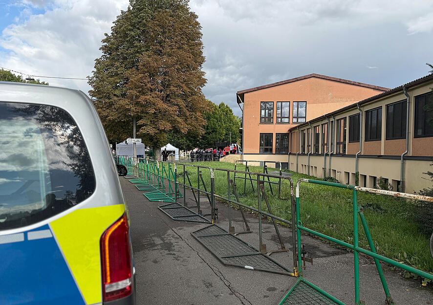 Einsatzkräfte sichern die Hermann-Hepper-Halle, wo am Abend Tübingens Oberbürgermeister Palmer und AfD-Landeschef Frohnmaier aufeinandertreffen.
