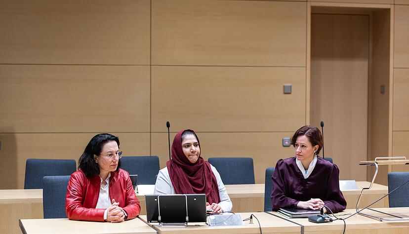 Nach dem Urteil zeigt sich die Kl&auml;gerin erleichtert.