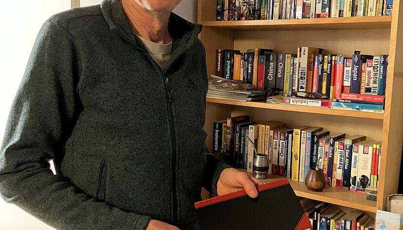 Uli Reissig dokumentiert seit 30 Jahren seine Touren in den kleinen schwarzen Büchern. Sie füllen zwischenzeitlich eine Billy-Regelbreite. Uli Reissig dokumentiert seit 30 Jahren seine Touren in den kleinen schwarzen Büchern. Sie füllen zwischenzeitlich eine Billy-Regelbreite.