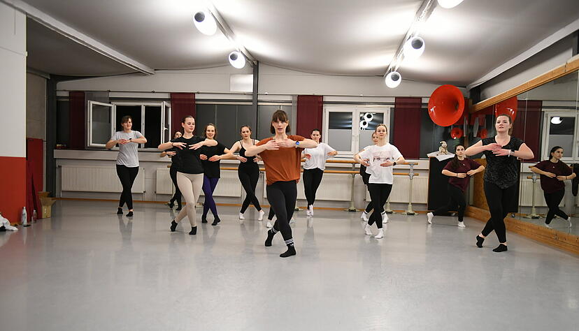 Franziska Rall (Mitte) gibt bei der Jazz-Dance-Gruppe in der Tanzwerkstatt Obersulm den Takt vor.