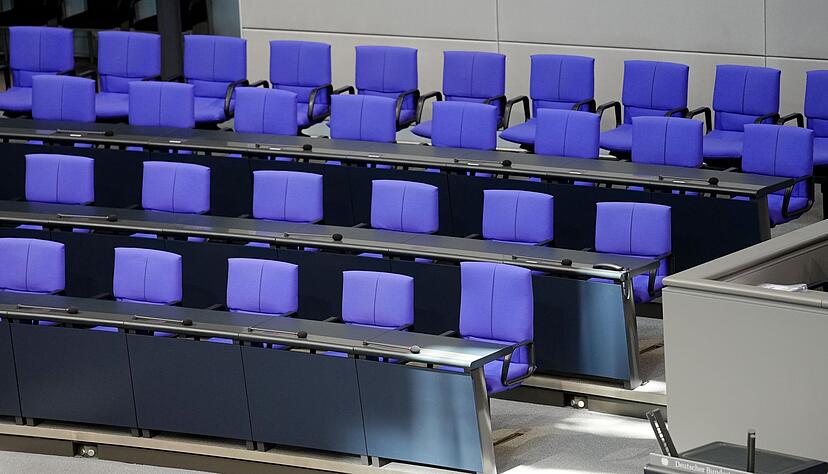 Die Regierungsbank bleibt zu oft leer, bemängelt Bundestagspräsidentin Julia Klöckner in einem Brief. (Archivbild) Die Regierungsbank bleibt zu oft leer, bemängelt Bundestagspräsidentin Julia Klöckner in einem Brief. (Archivbild)