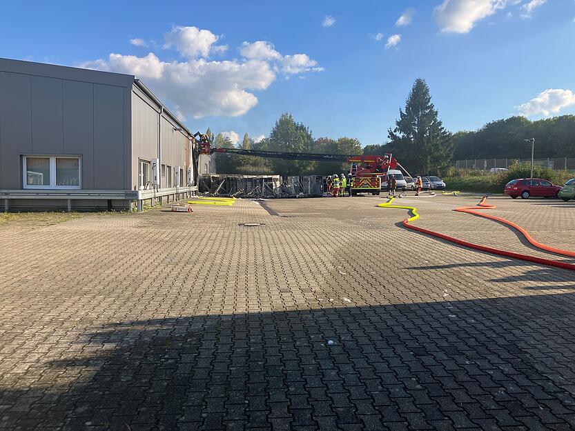 Im Hof des Postverteilzentrums in Ellhofen geriet laut Polizei etwas in Brand.