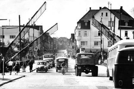1963 - Die Bahnschranken am Sonnenbrunnen stoppen den Verkehr.