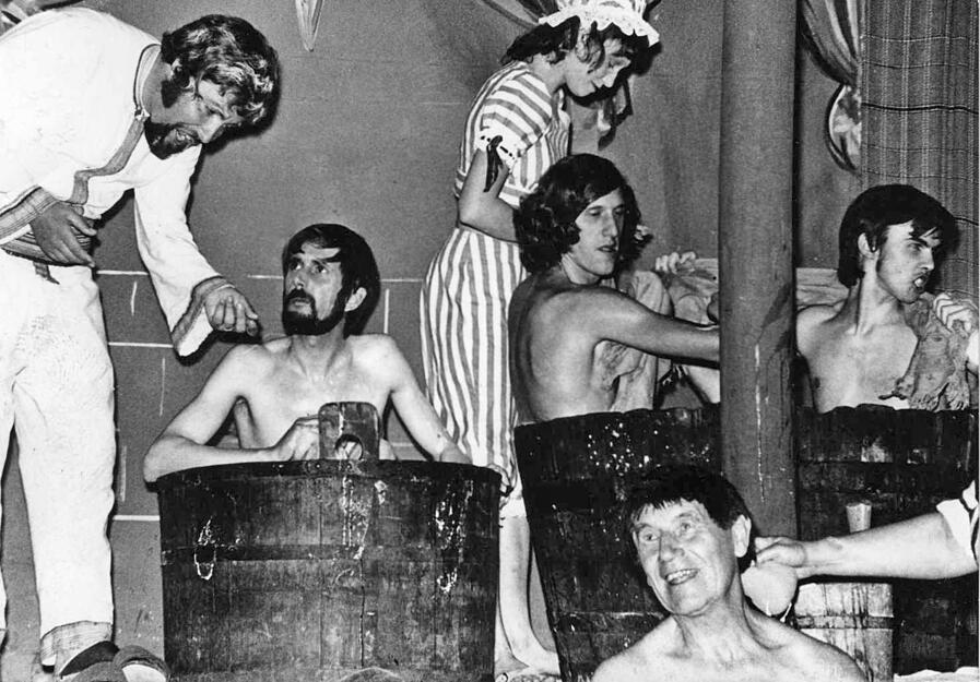 11800 Menschen sehen im Burggraben 1972 die Komödie "Dorf ohne Männer" von Ödon von Horvath.