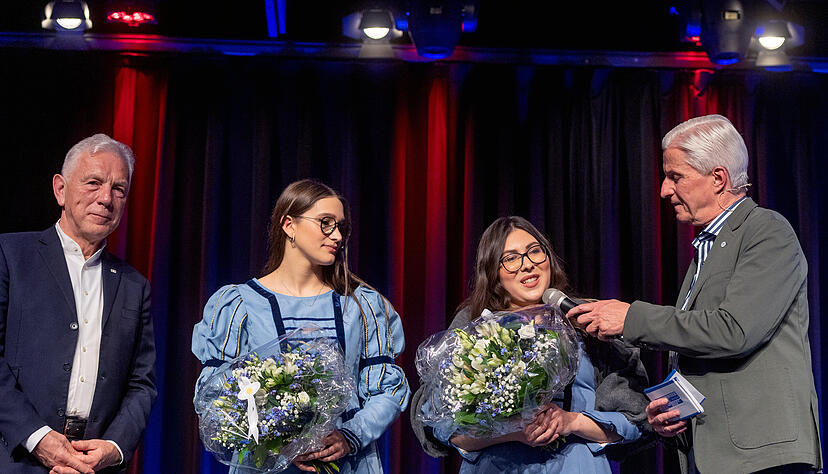 Moderator Uwe Ralf Heer interviewt das neue Käthchen Franziska Maurer. Neben ihr steht ihre Stellvertreterin Enni Wielsch mit Oberbürgermeister Harry Mergel. Foto: Mario Berger Moderator Uwe Ralf Heer interviewt das neue Käthchen Franziska Maurer. Neben ihr steht ihre Stellvertreterin Enni Wielsch mit Oberbürgermeister Harry Mergel. Foto: Mario Berger