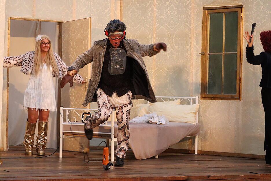 Der Graf vermutet überall Verehrer - und holt die Flex heraus, um eine Türe zu öffnen. Der Graf vermutet überall Verehrer - und holt die Flex heraus, um eine Türe zu öffnen.