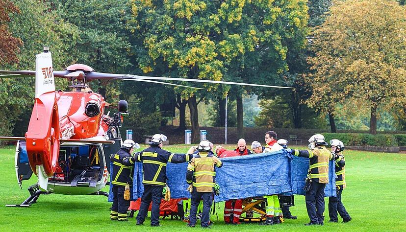 Einsatzkräfte stehen neben einem Rettungshubschrauber. Die neu gewählte Bürgermeisterin von Herdecke, Iris Stalzer (SPD), ist lebensgefährlich verletzt worden.