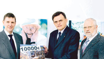 Lions-Präsident Wolfgang Triebel (Mitte) übergab das Geld an Rainer Hinzen (links) und Michael Knauth vom Förderverein. (Foto: Dirks) Lions-Präsident Wolfgang Triebel (Mitte) übergab das Geld an Rainer Hinzen (links) und Michael Knauth vom Förderverein. (Foto: Dirks)