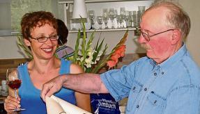 Tochter Annette übergibt Paul Bauer ein Dokument.Foto: privat/Doll