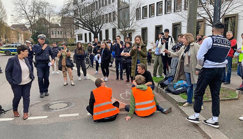 Bei der Aktion der "Letzten Generation" in Heilbronn ist die Stimmung zu Beginn aufgeheizt. Dann beruhigt sich die Lage, wie dieses Foto zeigt.
Foto: Heike Kinkopf