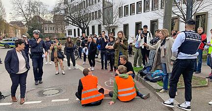 Bei der Aktion der "Letzten Generation" in Heilbronn ist die Stimmung zu Beginn aufgeheizt. Dann beruhigt sich die Lage, wie dieses Foto zeigt.
Foto: Heike Kinkopf