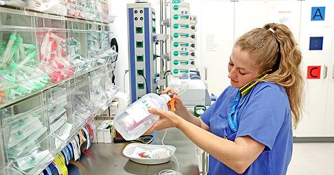 Für ihre Kollegen ist Laura Schmidt, die stellvertretende Pflegerische Bereichsleitung der Zentralen Notaufnahme, immer erreichbar. Für ihre Kollegen ist Laura Schmidt, die stellvertretende Pflegerische Bereichsleitung der Zentralen Notaufnahme, immer erreichbar.