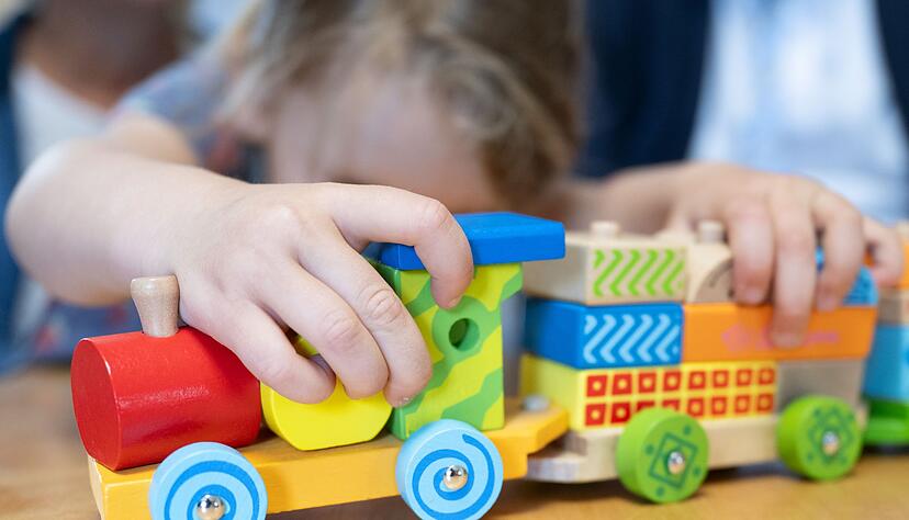 Zum Spielen brauchen Kinder nicht zwingend Spielzeuge. Diese k&ouml;nnen aber wichtige Funktionen erf&uuml;llen.