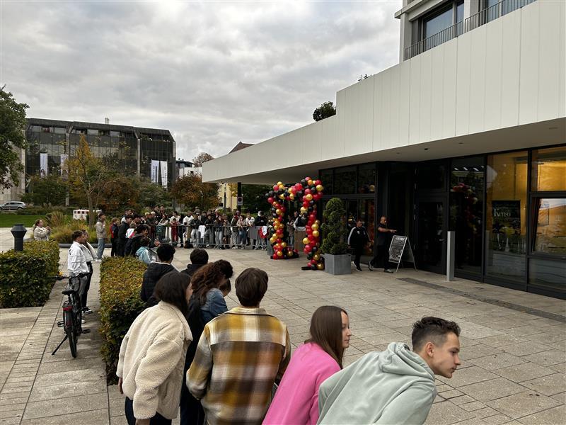 Immer mehr Fußball-Fans finden sich vor dem Heilbronner Parkhotel ein, um die DFB-Elf zu begrüßen.