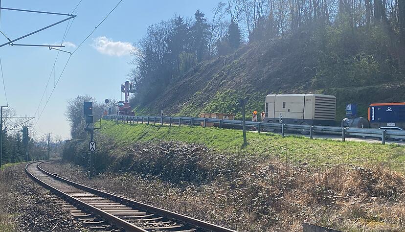 Noch bis Anfang April ist die Landesstra&szlig;e 528 zwischen Bad Wimpfen und Heinsheim wegen Hangsicherungsarbeiten gesperrt.