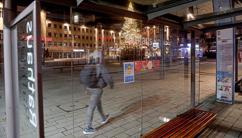 Gespenstische Stimmung in der Innenstadt. Nachts gibt es in Heilbronn seit Dienstag Ausgangsbeschränkungen. Bald könnten sie rund um die Uhr gelten. Foto: Ralf Seidel
