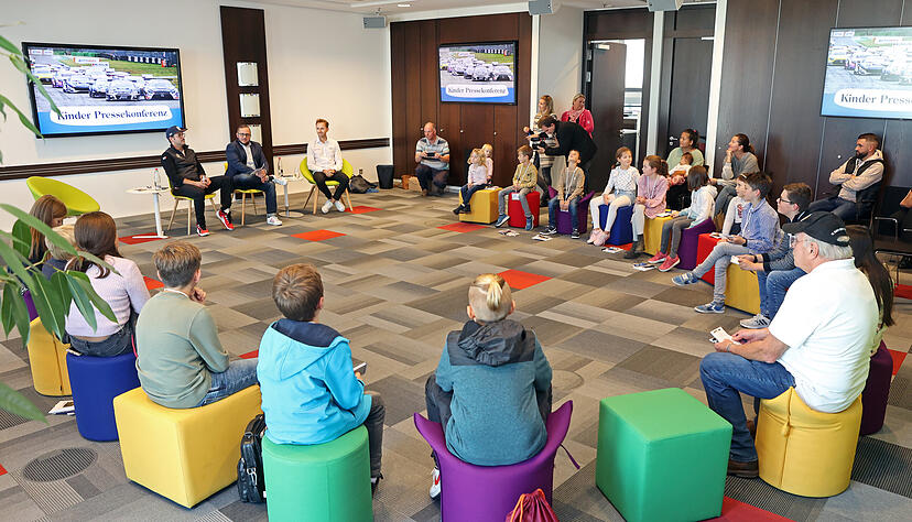 Kinderpressekonferenz mit DTM-Fahrern