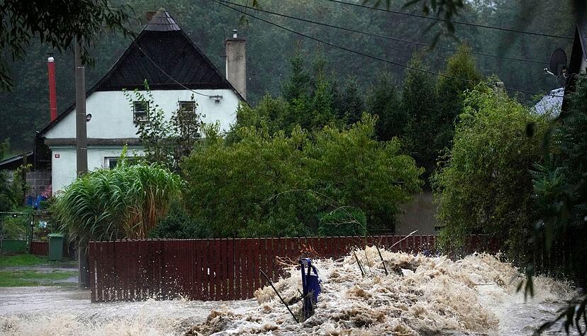Tr&uuml;mmer sammeln sich am Fluss Opavice.