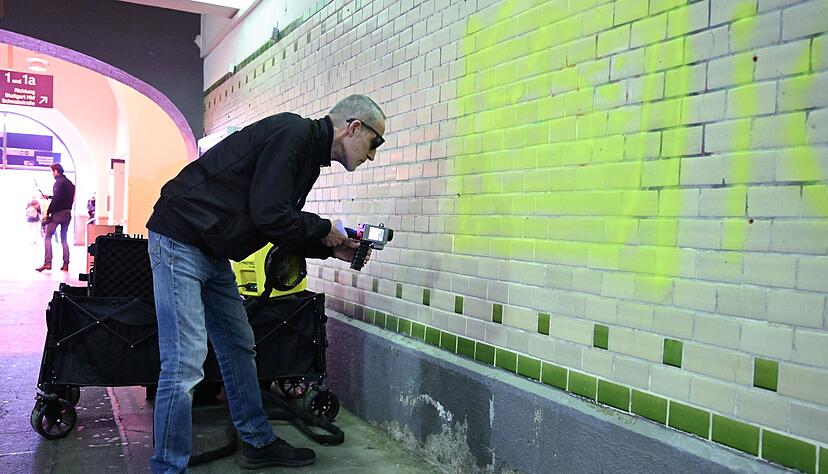 Der finanzielle Schaden allein durch Graffiti liegt laut Bahn konstant bei rund zw&ouml;lf Millionen Euro pro Jahr.