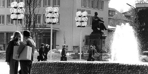 November 1971. Bei der Neugestaltung des Stadtgarten ist Altes mit Modernem verbunden: Springbrunnen und Kugellampen bilden den Rahmen für das Robert-Mayer-Denkmal.