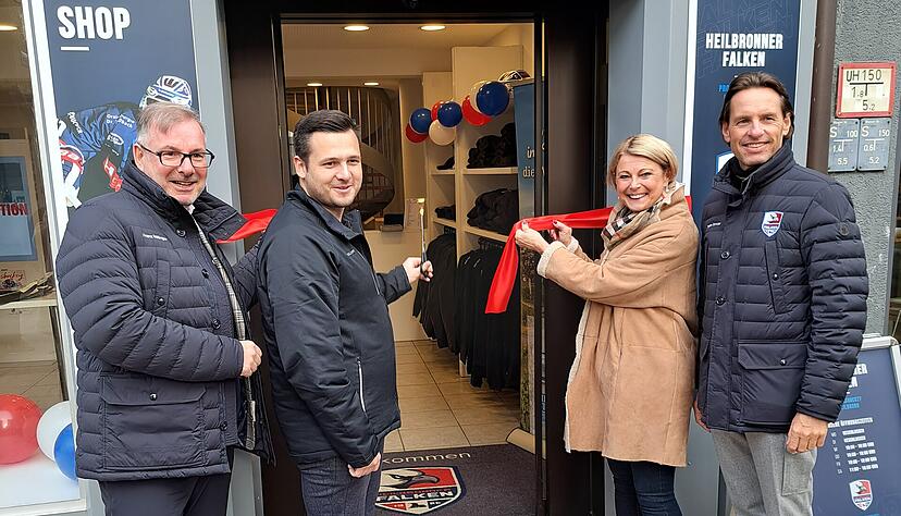 Die Gesellschafter Franz Böllinger (links) und Steffen Schnizer (rechts) eröffneten gemeinsam mit Geschäftsführer Marco Merz (2.v.l.) und Sportbürgermeisterin Agnes Christner den neuen Fanshop in der Kirchbrunnenstraße.