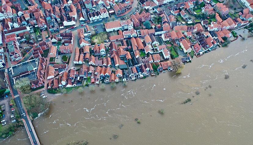 Blick auf die teilweise unter Wasser stehende Altstadt von Verden an der Aller. In weiten Teilen Niedersachsens bleibt die Hochwasserlage angespannt.