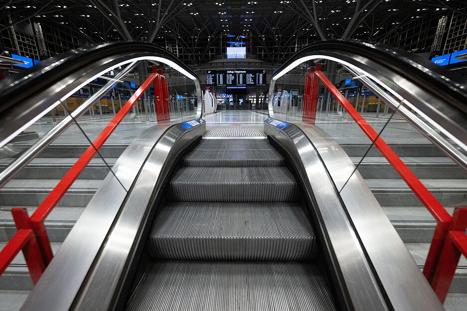 Keine Menschen sind in Terminal 1 des Stuttgarter Flughafens zu sehen. Keine Menschen sind in Terminal 1 des Stuttgarter Flughafens zu sehen.