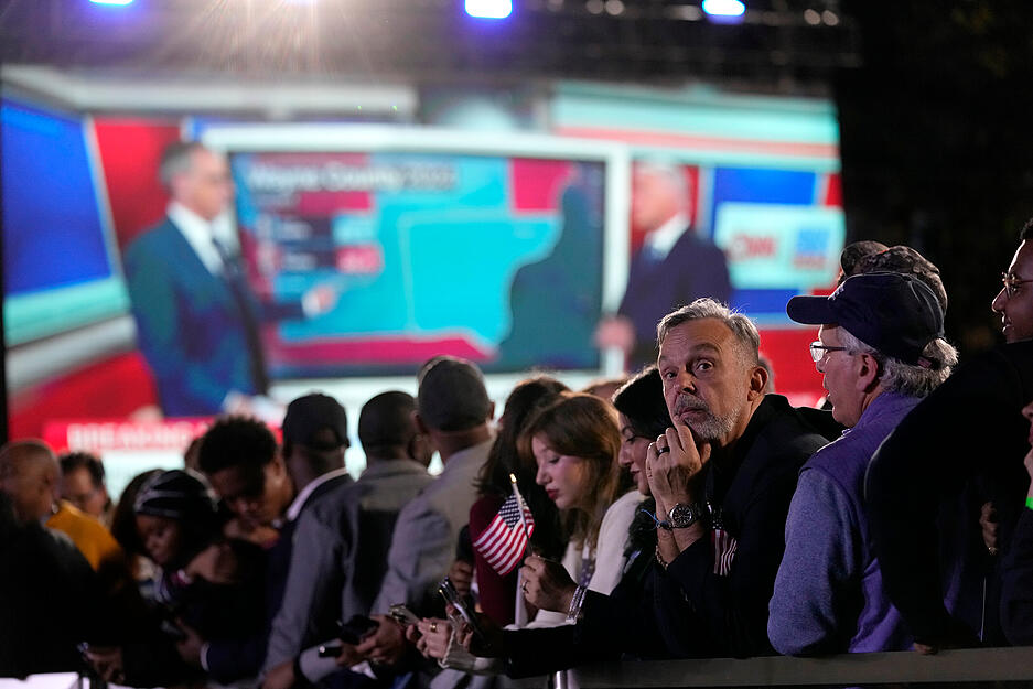 Harris-Anhänger warten angespannt auf die Ergebnisse. Trump konnte sich bereits wichtige Swing States sichern.