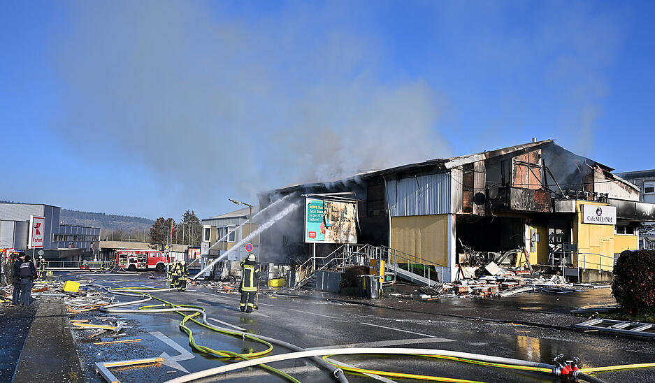 Großeinsatz nach Explosion und Brand in Schorndorf. Großeinsatz nach Explosion und Brand in Schorndorf.