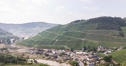 Der Fluss Ahr fließt durch das Ahrtal an dem zerstörten Ort Marienthal und den Weinbergen vorbei.