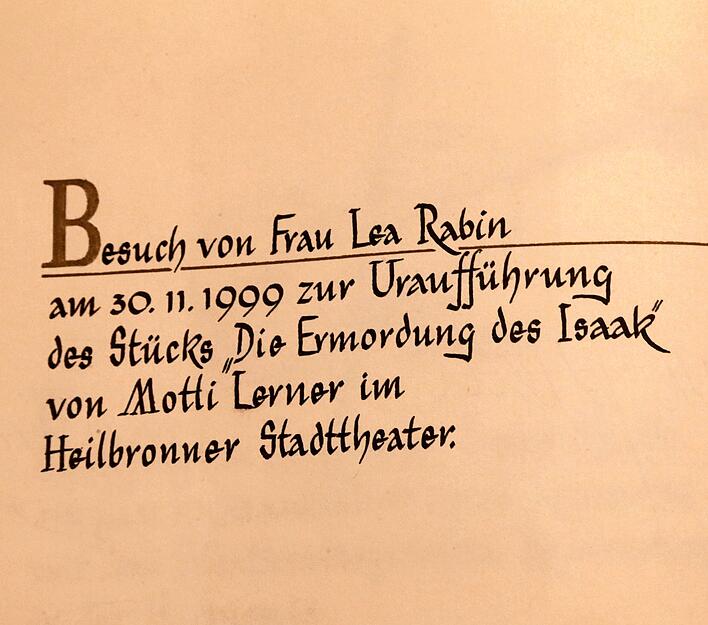 Lea Rabin, die Frau des ermordeten Ministerpr&auml;sidenten Israels, tr&auml;gt sich 1999 ins Goldene Buch der Stadt ein.