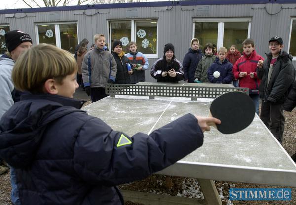 Januar 2005: Tischtennis w&auml;rmt in der kalten Jahreszeit auf. Haupt- und  Realschule sowie Gymnasium sind am neuen Schulstandort &uuml;bergangsweise in Containern untergebracht. Grundsch&uuml;ler besuchen weiterhin das Schulgeb&auml;ude in Sontheim.