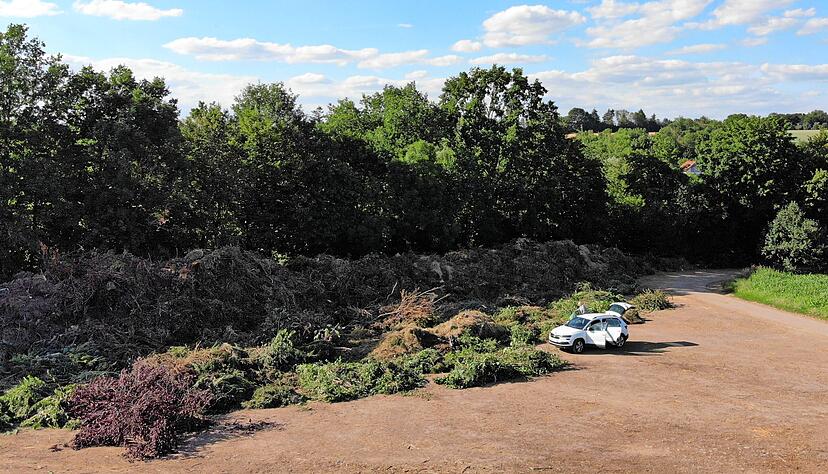 Auf dem alten Reisigplatz in Eichhof liegt das Material wild verstreut und bunt vermischt mit Grüngut auf einer Schotterfläche. Auch Restmüll, Bauschutt und Sperrmüll werden dort abgeladen. Foto: privat Auf dem alten Reisigplatz in Eichhof liegt das Material wild verstreut und bunt vermischt mit Grüngut auf einer Schotterfläche. Auch Restmüll, Bauschutt und Sperrmüll werden dort abgeladen. Foto: privat