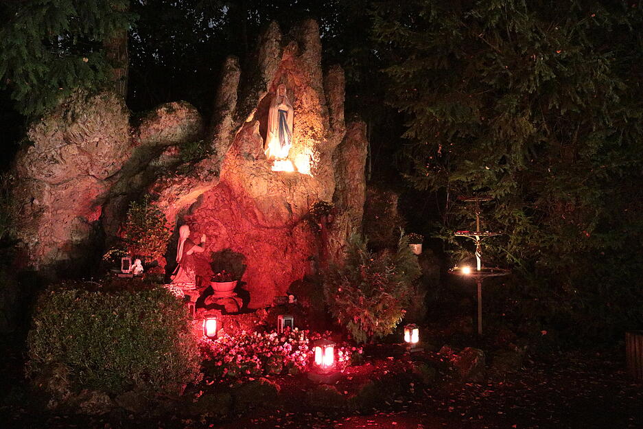 Ewige Lichter flackern in der Krautheimer Grotte nahe der Burg. Die Mystik und Spiritualität des Ortes kommt wohl nur in der Nacht so richtig heraus.