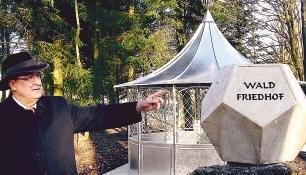 Der von B&auml;umen umgebene zw&ouml;lfeckige Pavillon am Eingang des Waldfriedhofes l&auml;dt mit seinen Eichenb&auml;nken zum Verweilen ein.Foto: Erna Hauber