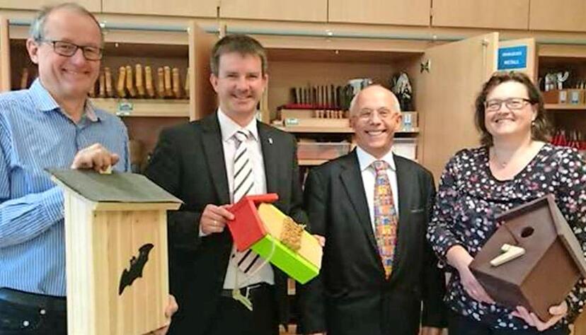 Christian Steinhoff (links) und Christina Würtemberger (rechts) zeigen OB Thilo Michler (Zweiter v. links) und Schulleiter Lutz Jungblut Schülerarbeiten.Foto: privat