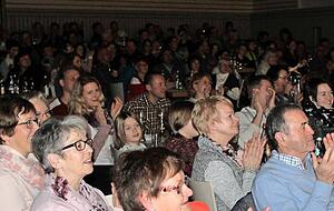 Das Premierenpublikum in der vollbesetzten Dreschhalle bedachte die Auff&uuml;hrung mit viel Beifall. Zu Lachen gab es auch reichlich. Foto: