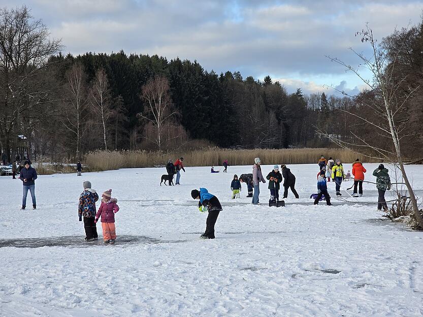 Zahlreiche Besucher sind am Wochenende mit Schlittschuhen und Schlitten auf dem Finsterroter See bei W&uuml;stenrot unterwegs.
