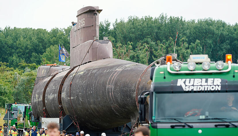 Das U-Boot U17 wird beim Transportstart vom Technikmuseum Speyer auf der Straße transportiert.