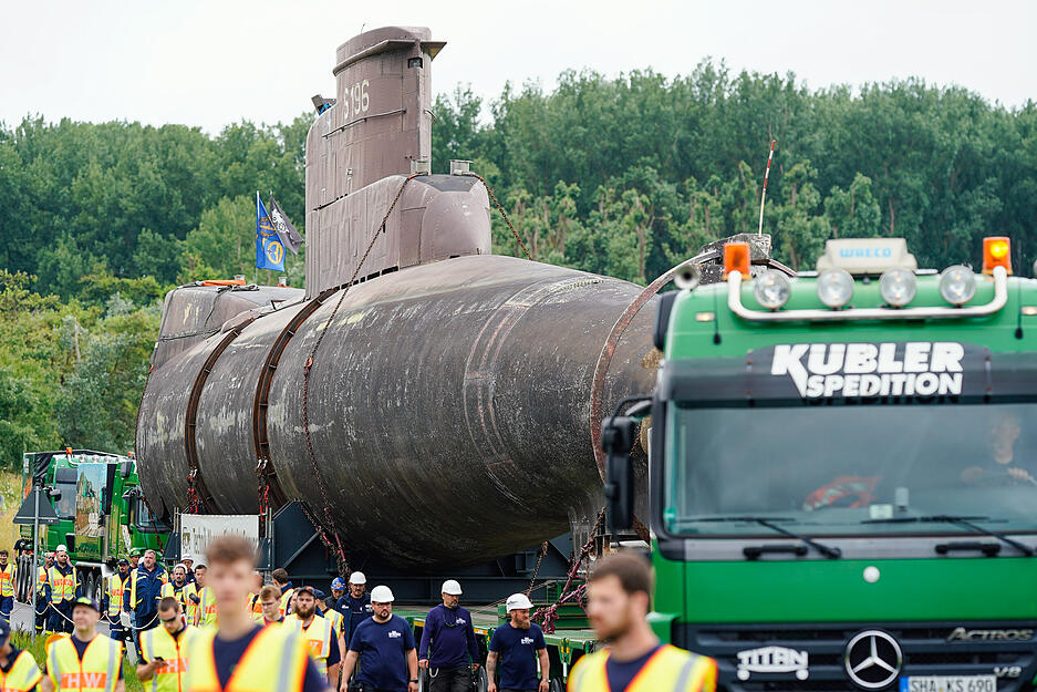 Das U-Boot U17 wird beim Transportstart vom Technikmuseum Speyer auf der Straße transportiert.