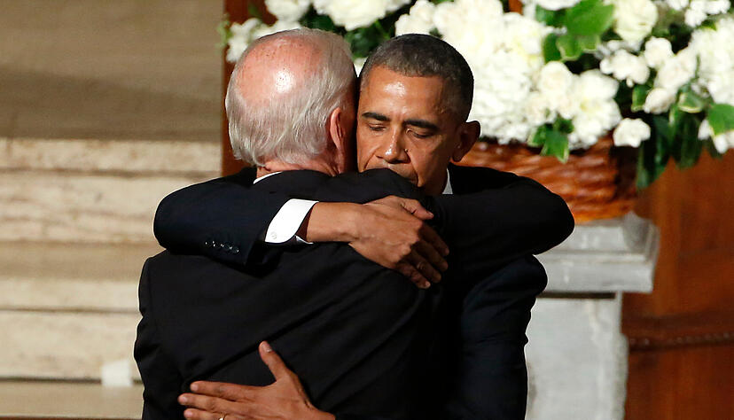 Der damalige US-Präsident Barack Obama umarmt seinen damaligen US-Vizepräsidenten Joe Biden während der Trauerfeier für Bidens Sohn Beau Biden in der St. Anthony of Padua Church in Wilmington. Archivbild