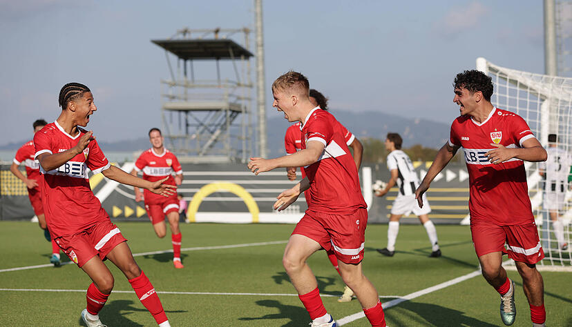 In der Youth League gewinnt die U19 des VfB Stuttgart bei Juventus Turin 3:2 durch ein Tor in letzter Minute. In der Youth League gewinnt die U19 des VfB Stuttgart bei Juventus Turin 3:2 durch ein Tor in letzter Minute.